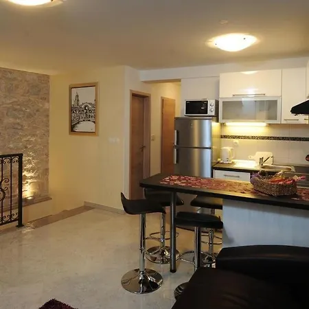 By The Sea - 13105 سبليت